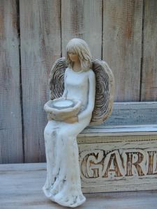 Anděl - víla sedící přes roh ( svícen )