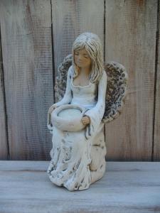 Anděl - víla sedící na kmenu ( svícen )