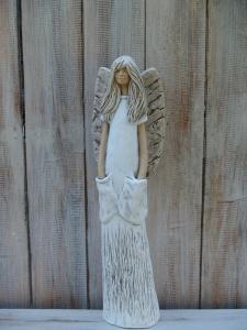Anděl - víla stojící s kapsami