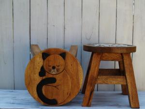 Stolička s obrázkem - průměr 25x25 cm ( spící kočka )